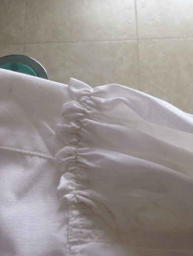 Camisa blanca: puño con volantes y costuras fruncidas en el hombro y manga.