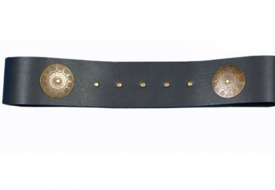 Cinturón medieval negro con hebillas y remaches dorados circulares