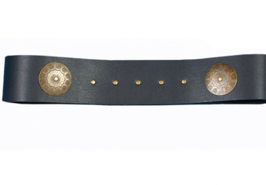 Cinturón medieval negro con hebillas y remaches dorados circulares