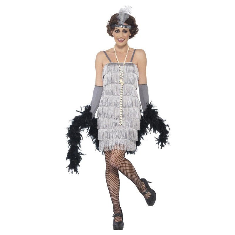 Vestido de disfraz años 20 plateado con flecos y tirantes, detalle dorado y plumas negras