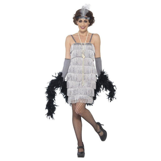 Vestido de disfraz años 20 plateado con flecos y tirantes, detalle dorado y plumas negras