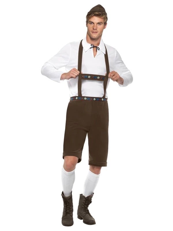 Disfraz de hombre con camisa blanca, peto marrón, pantalón corto y botas altas.