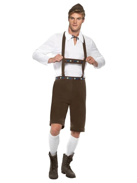 Disfraz de hombre con camisa blanca, peto marrón, pantalón corto y botas altas.