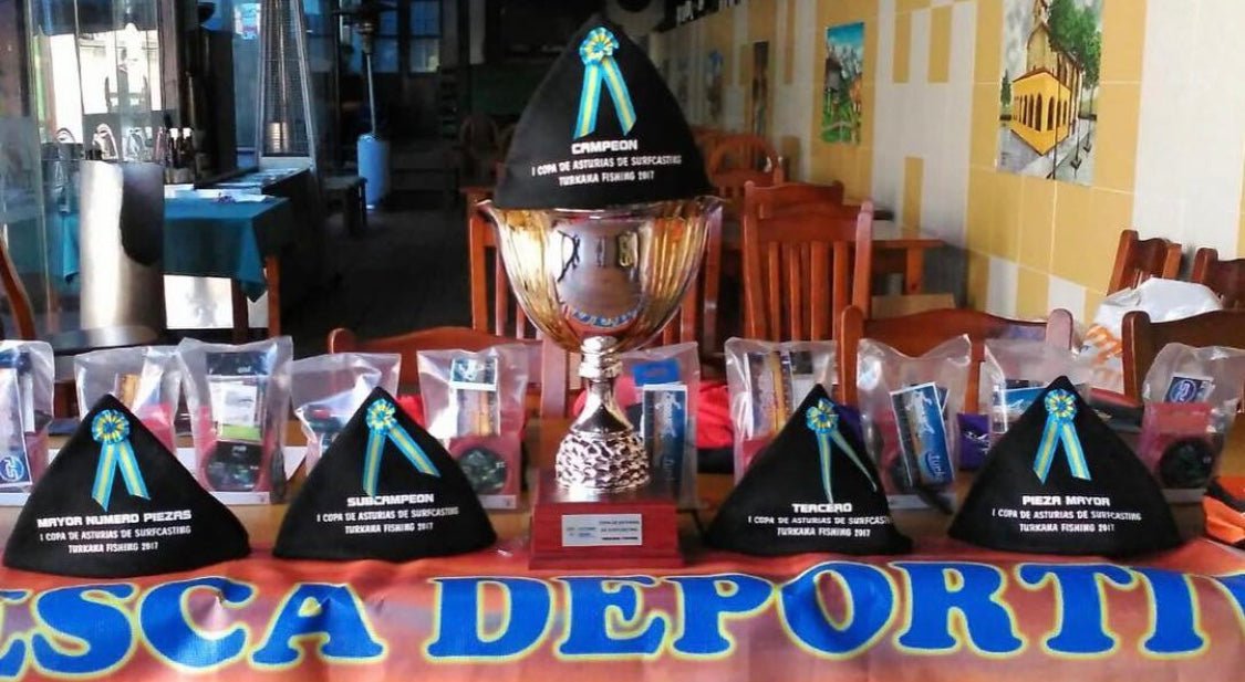 Varios gorros triangulares negros con escarapela azul y amarilla bordada