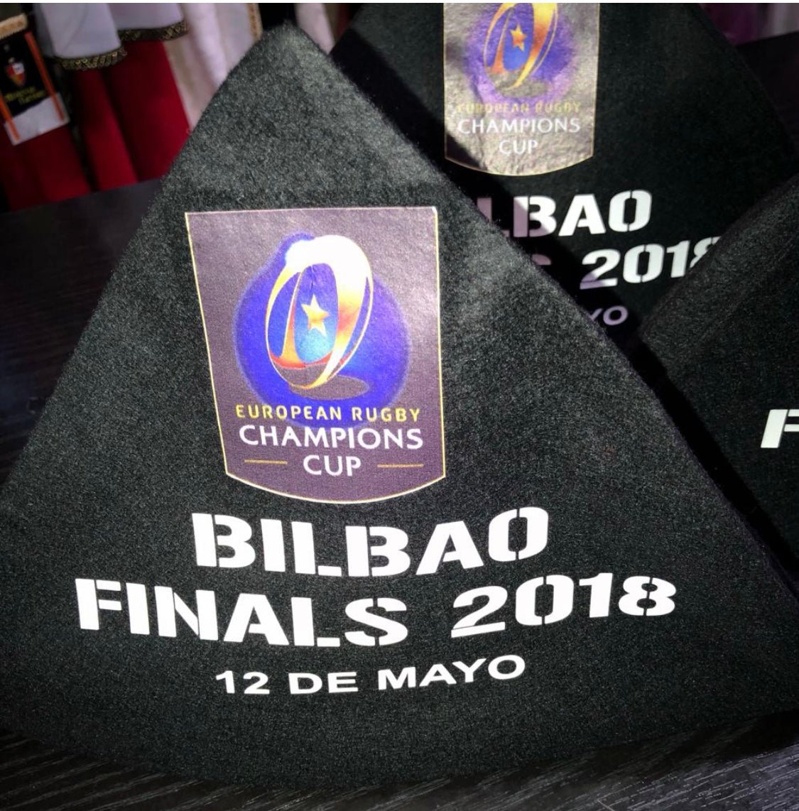 Gorro triangular negro con emblema European Rugby y texto BILBAO FINALS 2018