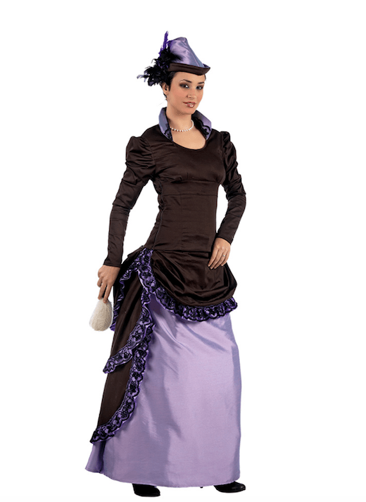 Vestido de época marrón con enagua lila y galón morado, con sombrero plumado