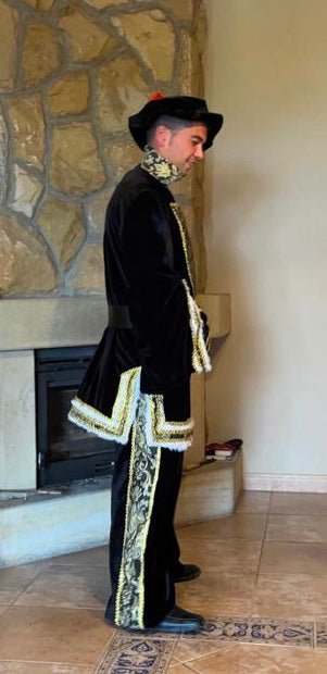 Traje de rey Gaspar con túnica negra y franjas doradas, vista lateral con sombrero