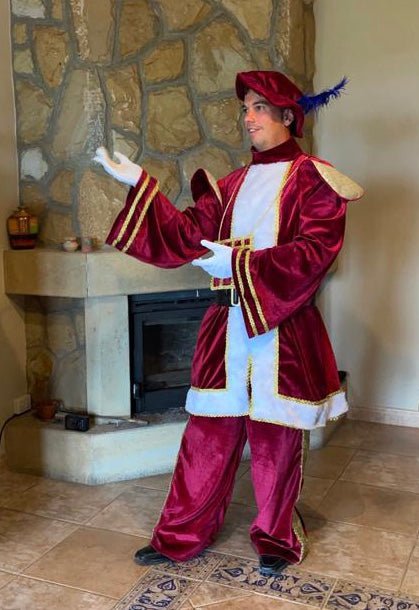 Traje de Rey Melchor de terciopelo burdeos con abrigo y gorro rojo con pluma azul