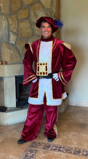 Traje de Rey Melchor burdeos con chaleco blanco, abrigo con ribetes dorados y gorro rojo