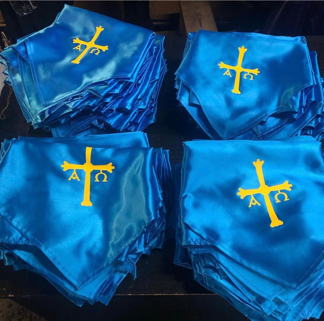 Pack de pañuelos de satén azul con cruz dorada y emblema central