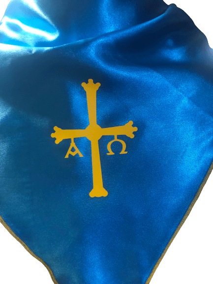 Pañuelo de satén azul con diseño de cruz dorada al centro