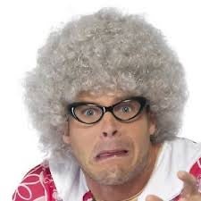 Peluca afro gris unisex con volumen y gafas negras, look con camisa blanca