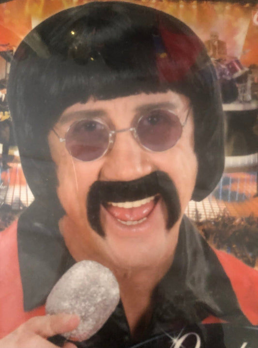 Peluca cantante de los 60 negra con flequillo y bigote, gafas redondas