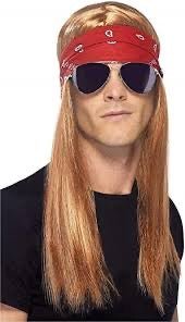 Peluca masculina con cabello largo castaño rojizo y cinta roja; gafas de sol oscuras.