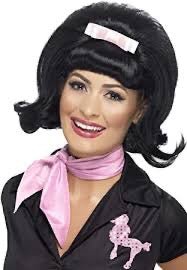 Peluca para mujer estilo años 50, pelo negro ondulado y pañuelo rosa