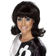 Peluca de mujer estilo años 60, cabello negro ondulado y flequillo