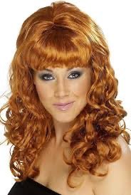 Peluca de mujer pelirroja con cabello ondulado y flequillo
