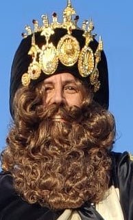Barba y peluca rizadas marrón oscuro con bigote y corona dorada