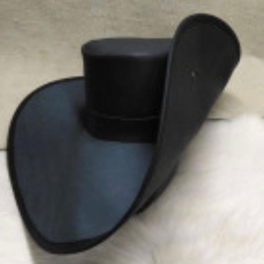 Sombrero corsario de piel oscura, ala ancha y corona cilíndrica, vista lateral