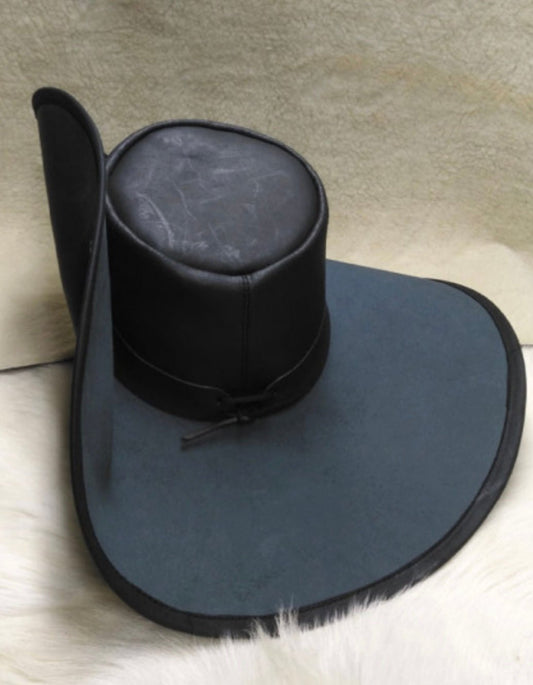 Sombrero corsario de piel oscura con ala ancha, corona redondeada y cordón