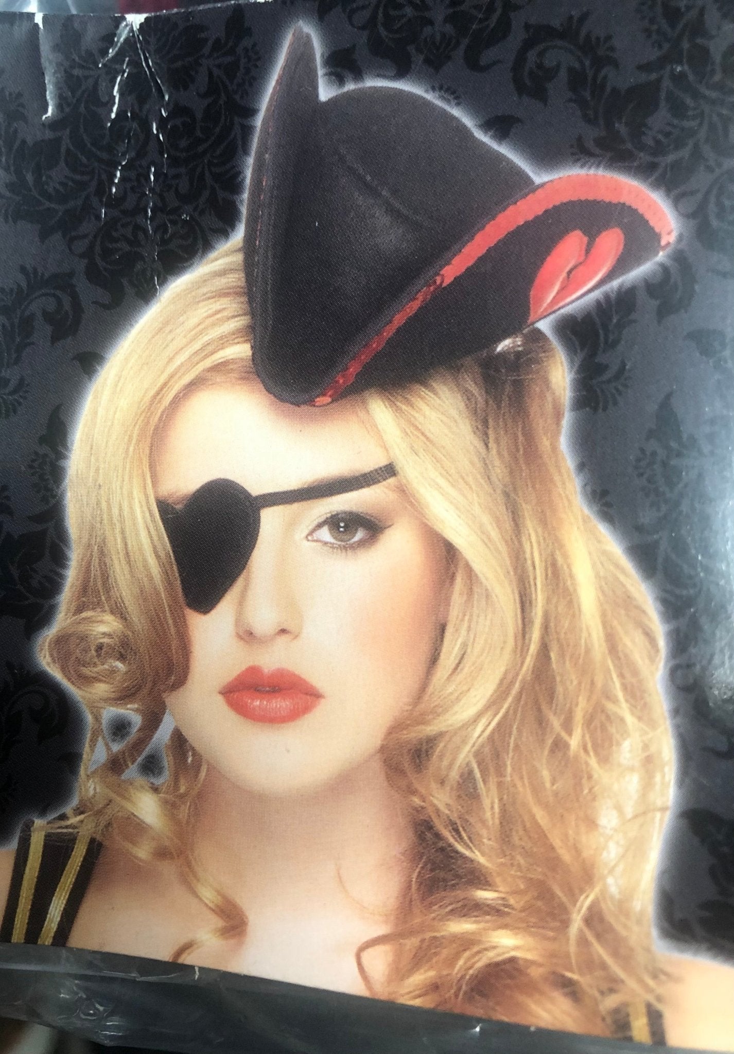 Sombrero de fieltro con diadema negro y borde rojo, con parche negro para disfraces