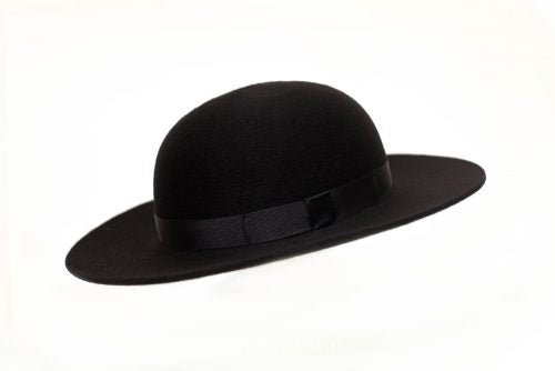 Sombrero de fieltro oscuro con ala ancha y cinta negra
