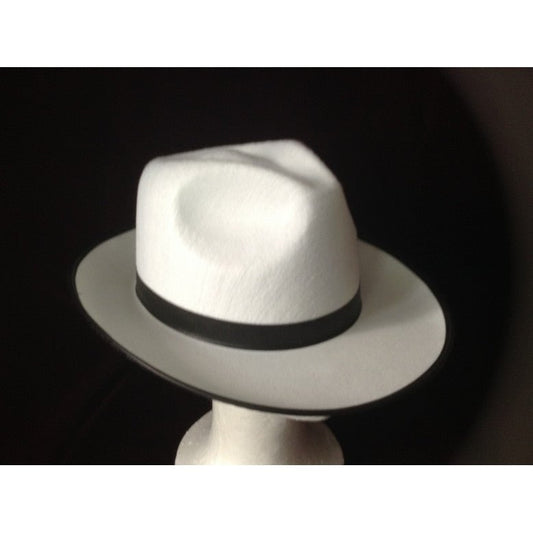 Sombrero tipo fedora blanco con banda negra