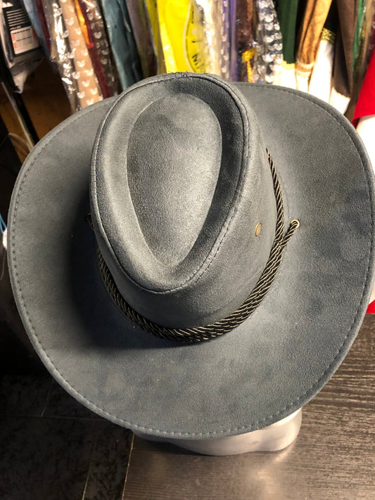 Sombrero de fieltro gris con ala ancha y copa acolchada, banda trenzada alrededor.