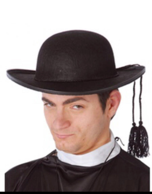 Sombrero de fieltro oscuro con ala ancha y cordones con borlas