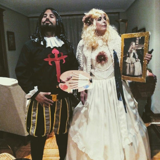 Disfraz de vestido blanco con encaje, cuello fruncido y mangas largas, con detalles rojos