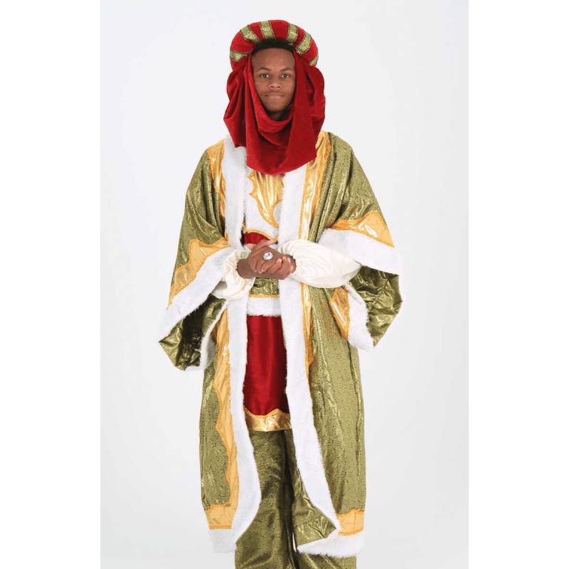 Traje real con capa blanca y túnica dorada y verde, cinturón y turbante rojo con franjas