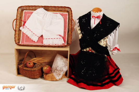Traje infantil con chaleco negro, blusa blanca y falda roja con rayas negras