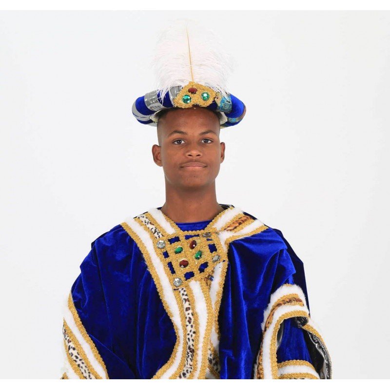 Traje de rey Baltasar: capa azul con bordes dorados y sombrero con pluma blanca