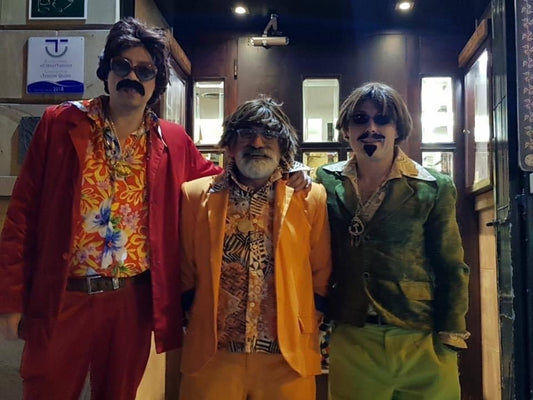 Conjunto de disfraces años 70: trajes rojo, amarillo y verde con camisas estampadas