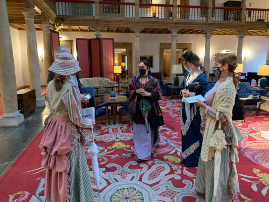 Traje de época para mujer con vestido de volantes y sombrero de ala ancha a rayas