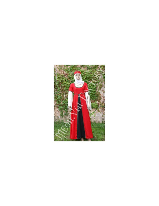 Vestido medieval rojo con falda larga y paneles negros, con capa al cuello