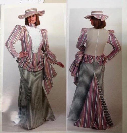 Vestido largo de rayas verticales moradas y grises, con mangas abullonadas y pechera clara con encaje