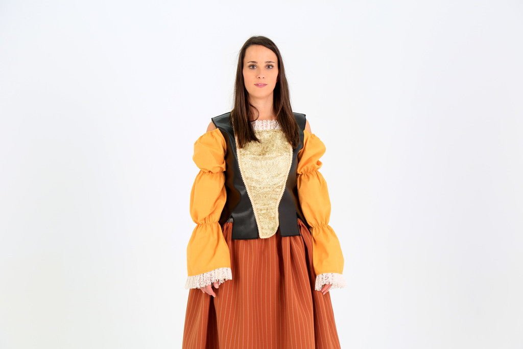 Vestido medieval con mangas abullonadas mostaza, chaleco negro y falda marrón.