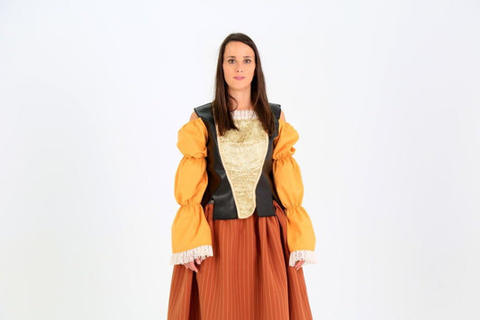 Vestido medieval con mangas abullonadas mostaza, chaleco negro y falda marrón.