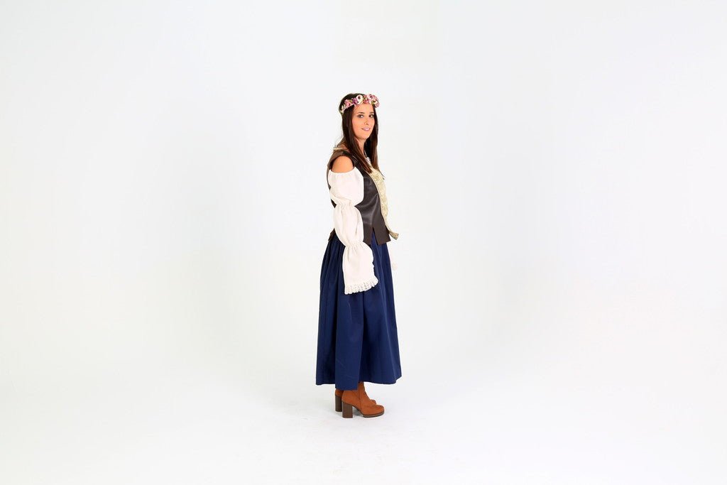 Vestido medieval con corpiño oscuro, falda azul y mangas abullonadas blancas, diadema floral