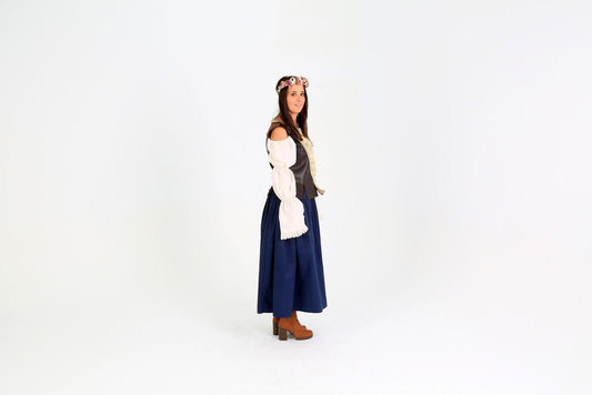 Vestido medieval con corpiño oscuro, falda azul y mangas abullonadas blancas, diadema floral
