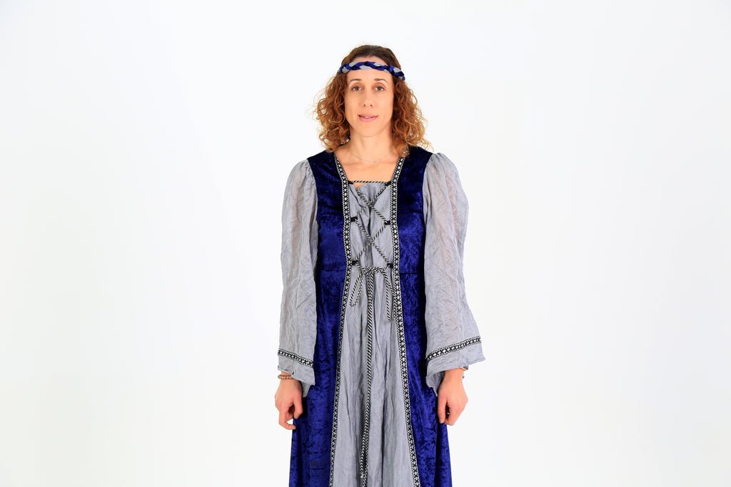 Vestido medieval azul y gris con corpiño negro con cordones y falda amplia