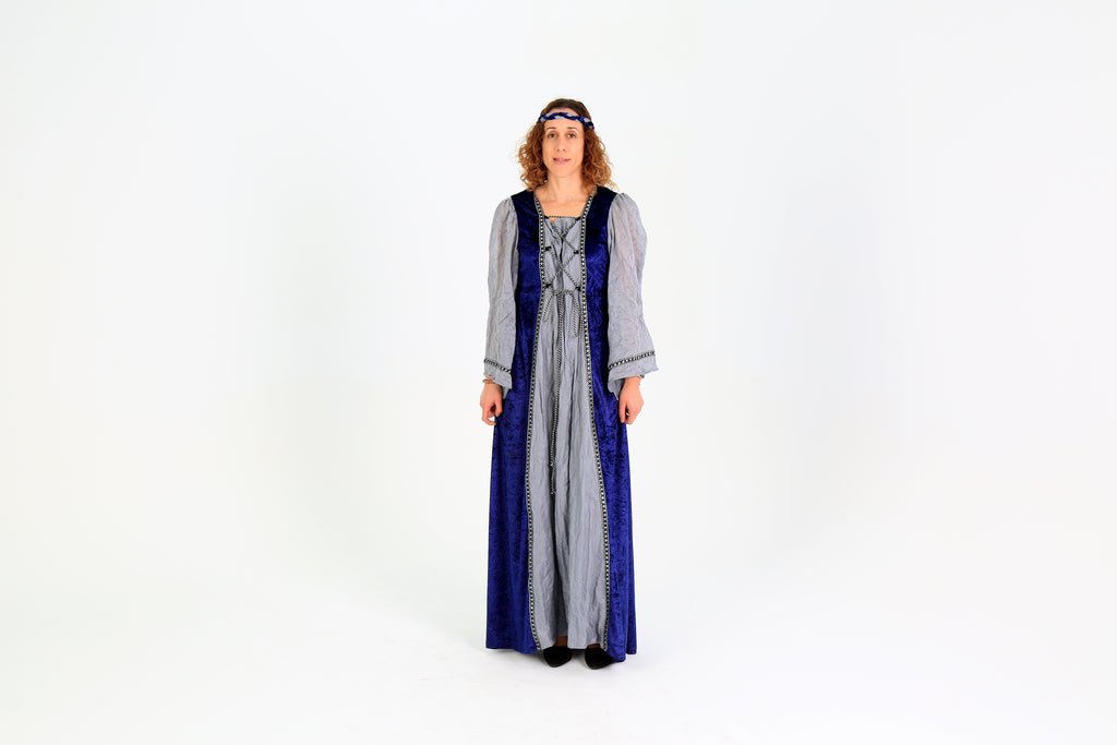 Vestido medieval largo azul con corpiño con cordones y mangas grises abullonadas