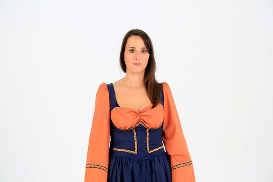 Vestido medieval con mangas naranjas, corpiño azul marino y lazo en el pecho
