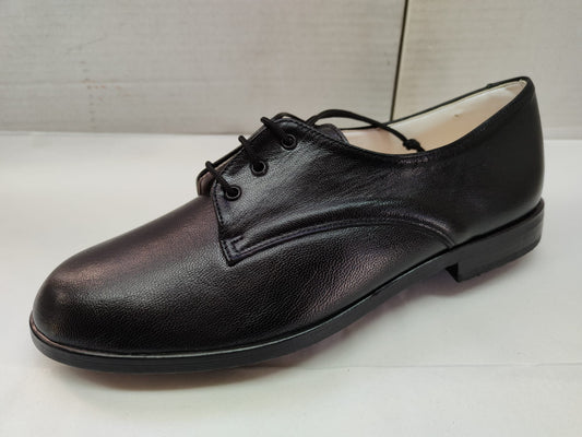Zapato de piel negro con cordones y puntera redondeada